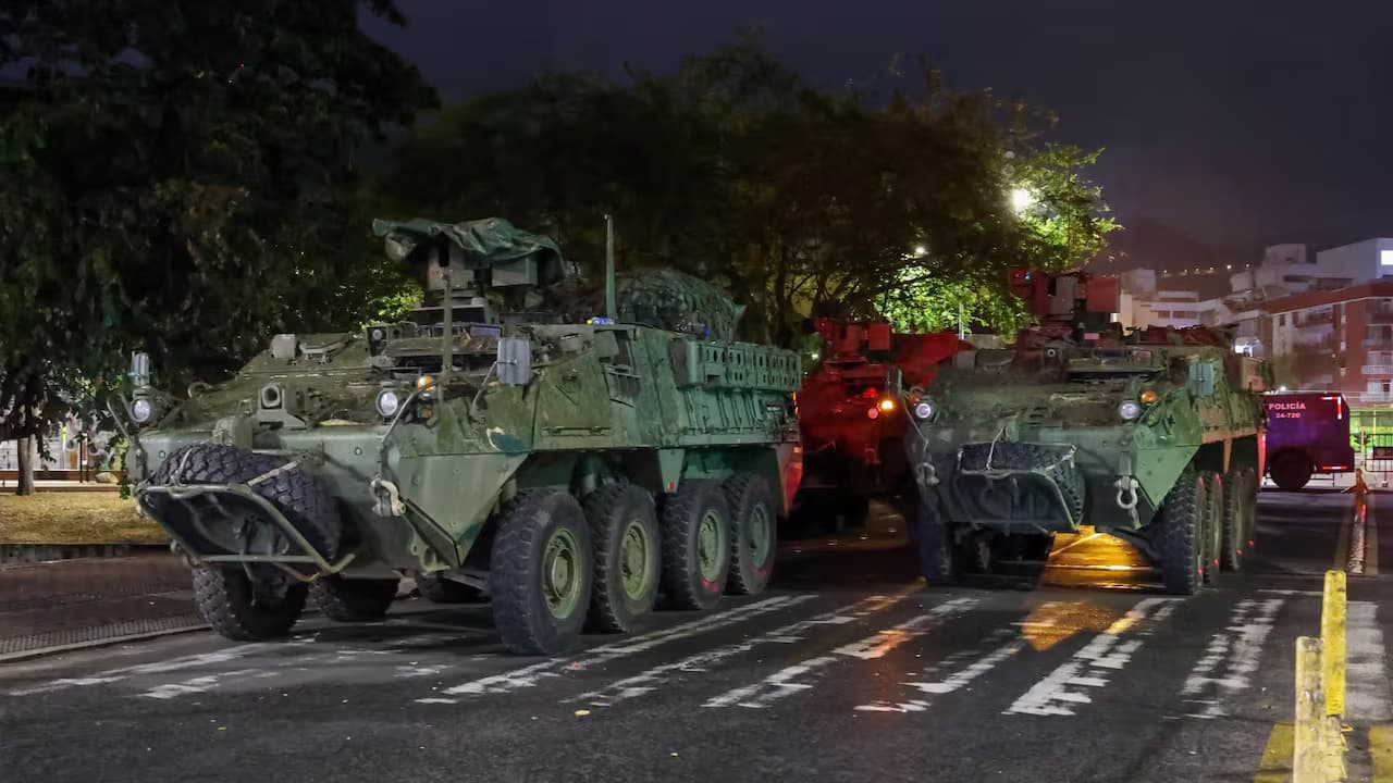 Vehículos blindados del Ejército en una calle de Cali durante la madrugada de la Operación Iron