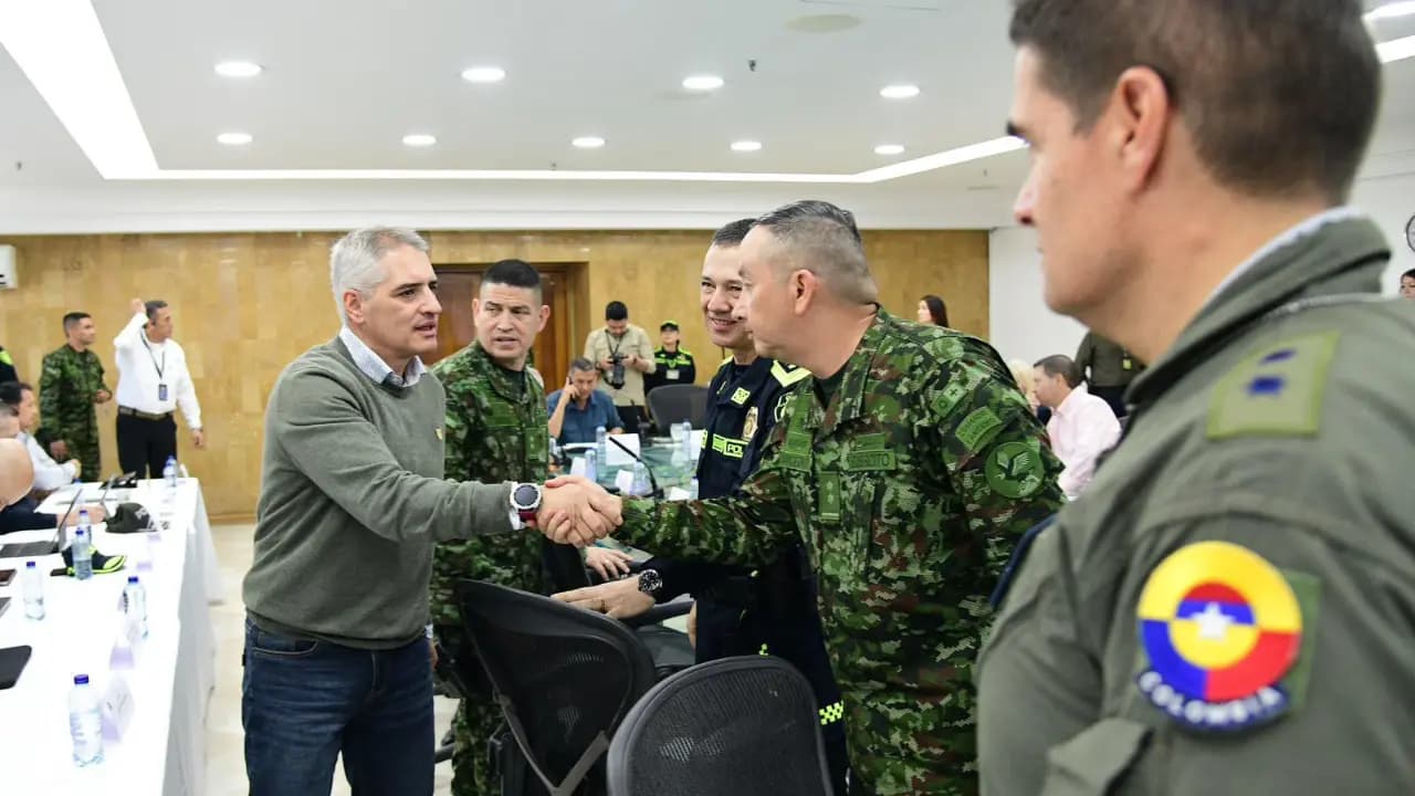 El gobernador de Antioquia, Andrés Julián Rendón, saluda a oficiales de la Fuerza Pública en el consejo de seguridad