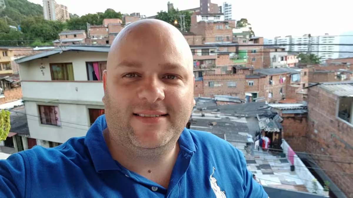 Miguel Quintero Calle, hermano del exalcalde de Medellín Daniel Quintero, en una foto de archivo con un barrio de ladera al fondo