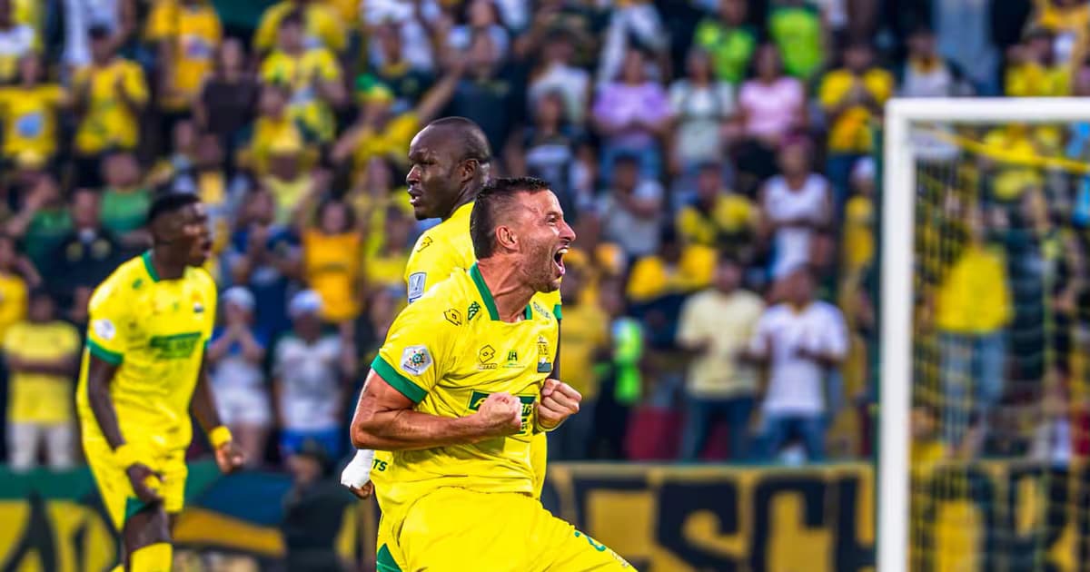 Jugadores del Atlético Bucaramanga celebran un gol ante el América de Cali en el estadio Américo Montanini