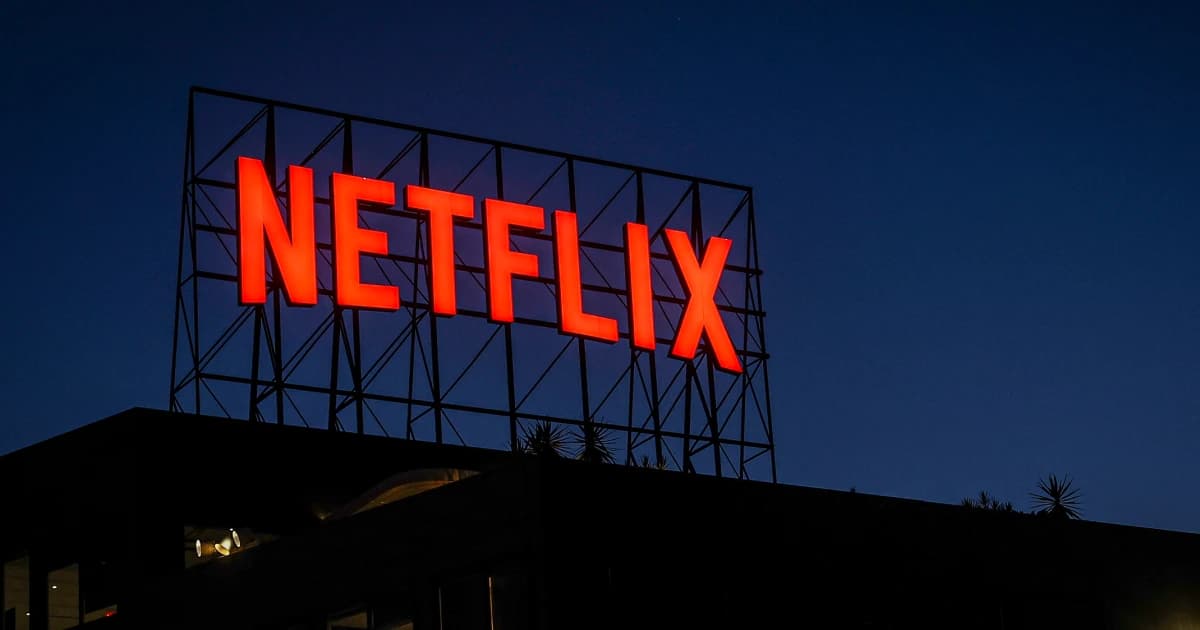 Letrero luminoso de Netflix sobre un edificio, de noche
