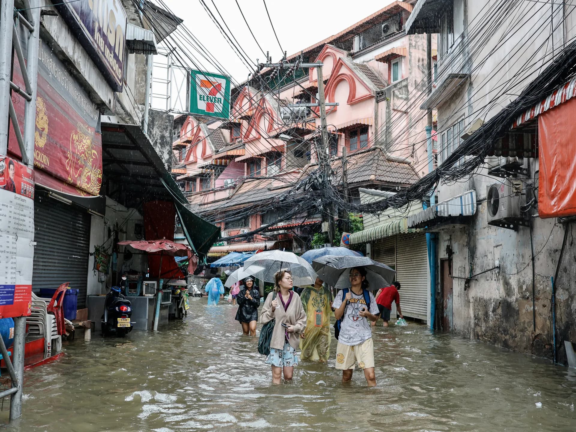 Calle inundada en Bangkok tras las lluvias