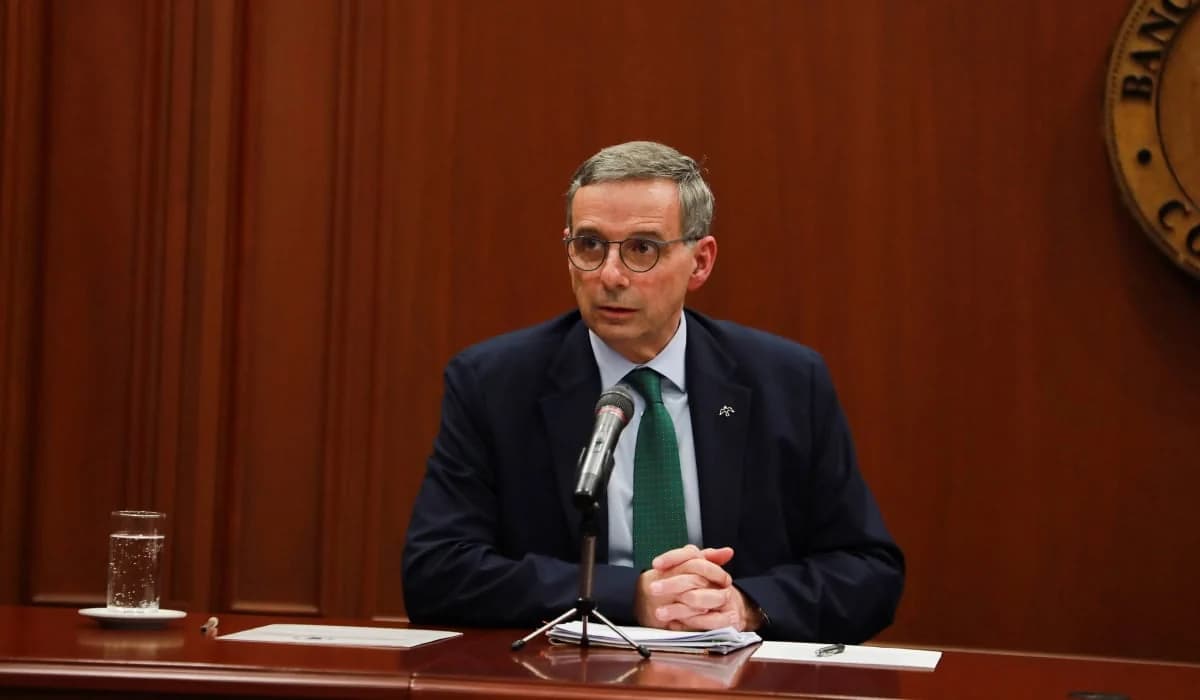 El ministro de Hacienda, Miguel Gómez Martínez, durante una declaración a la prensa