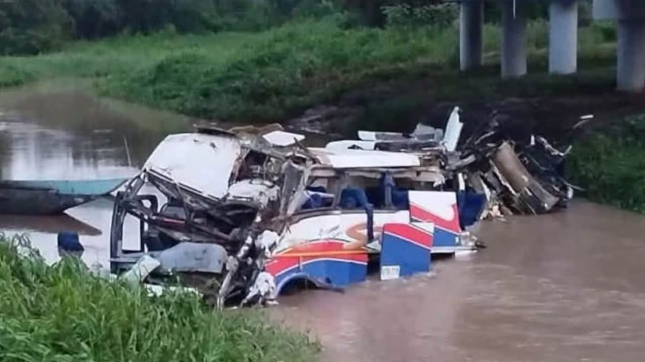 El bus destrozado de la agrupación de Kbeto Zuleta, semisumergido en el río Ariguaní bajo el puente