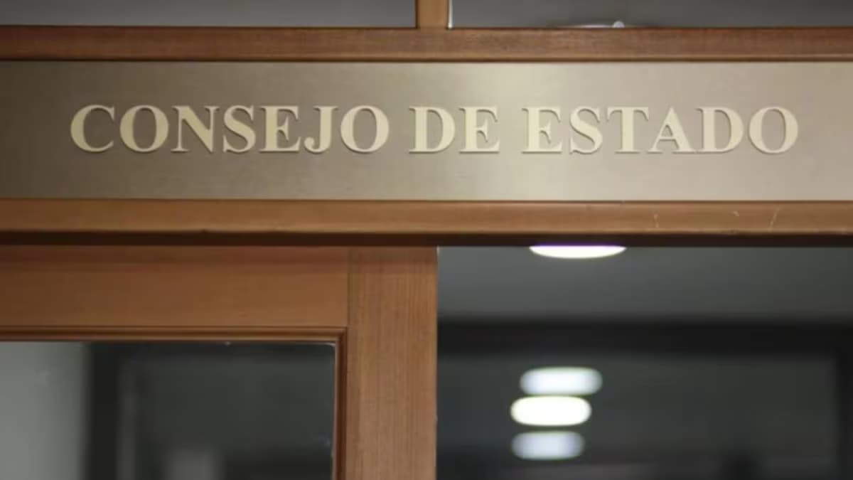 Letrero del Consejo de Estado sobre una puerta de madera en su sede de Bogotá
