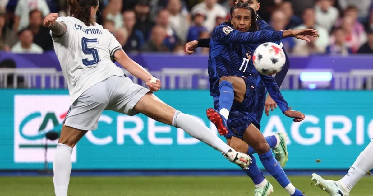 Michael Olise remata ante la marca de Riccardo Calafiori en el partido entre Francia e Italia en el Stade de France