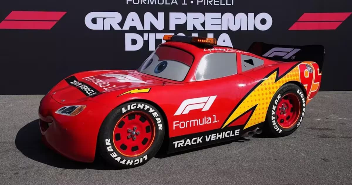 La réplica a tamaño real del Rayo McQueen en el circuito de Monza