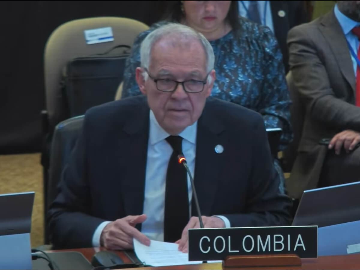 El embajador Alejandro Ordóñez habla en una sesión de la OEA detrás de la placa de Colombia