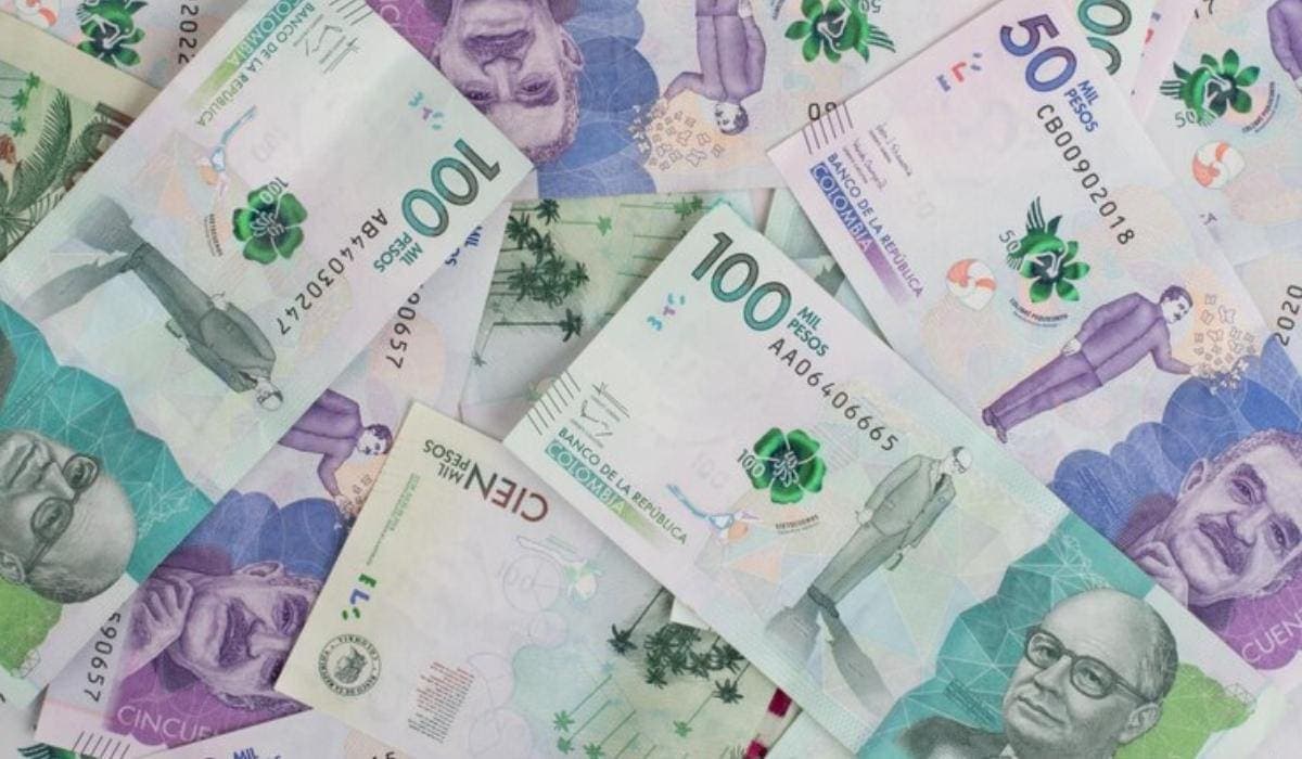 Billetes colombianos de 50.000 y 100.000 pesos