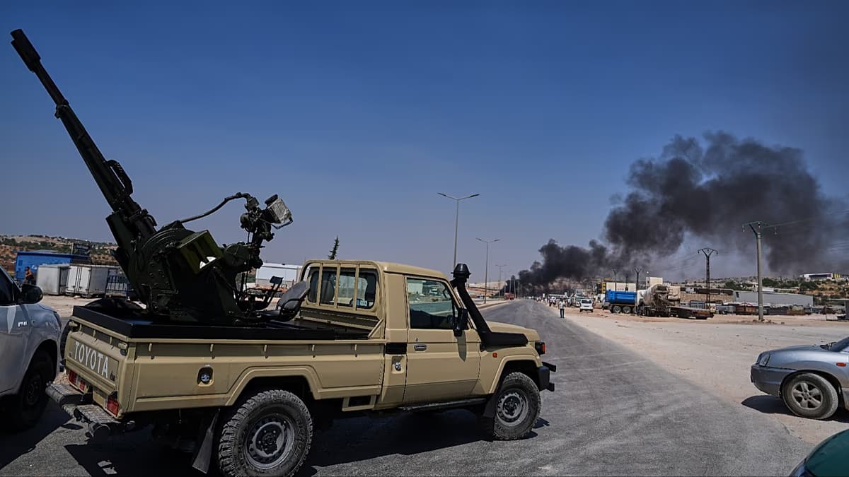 Equipos de emergencia en el lugar de la explosión cerca de Idlib