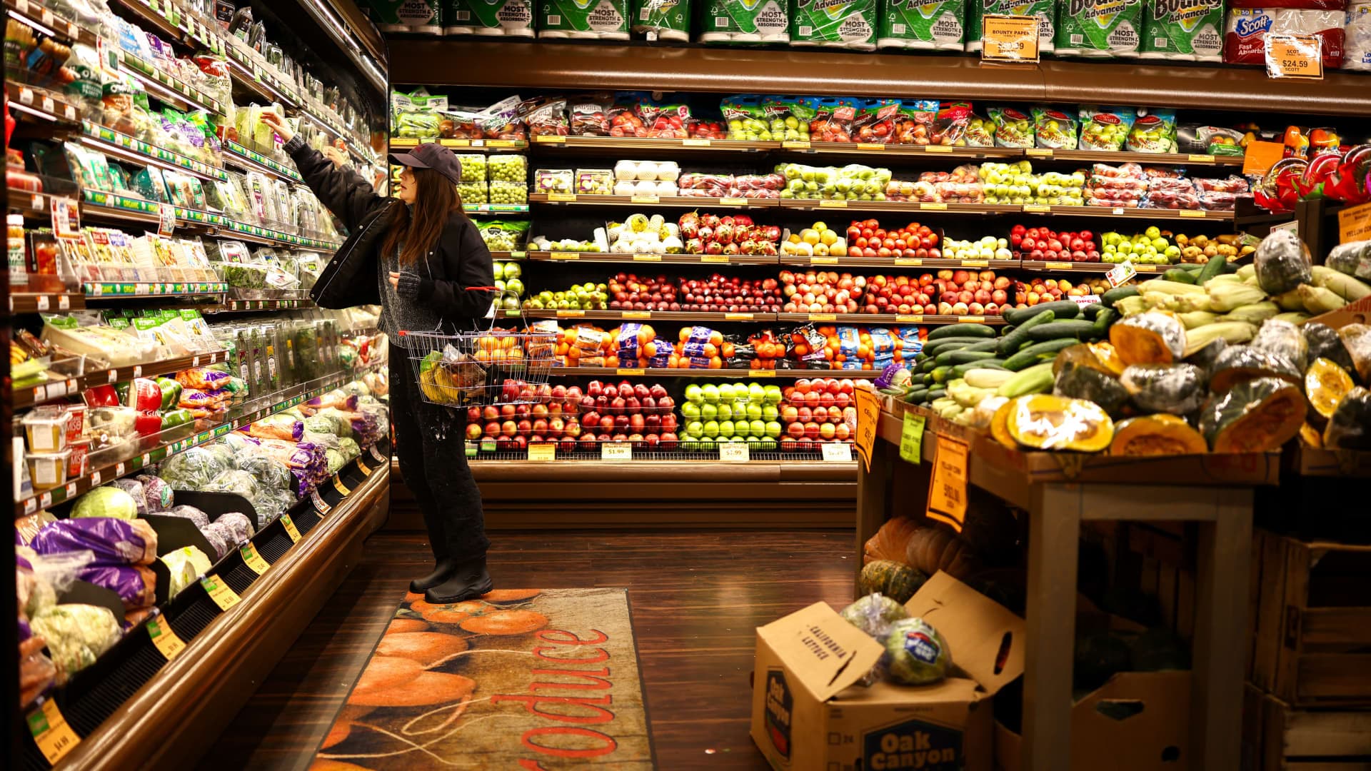 Una mujer compra frutas y verduras en un supermercado de Estados Unidos