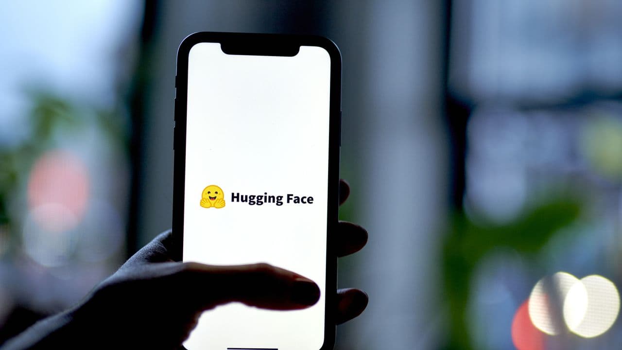 La aplicación de Hugging Face en la pantalla de un teléfono