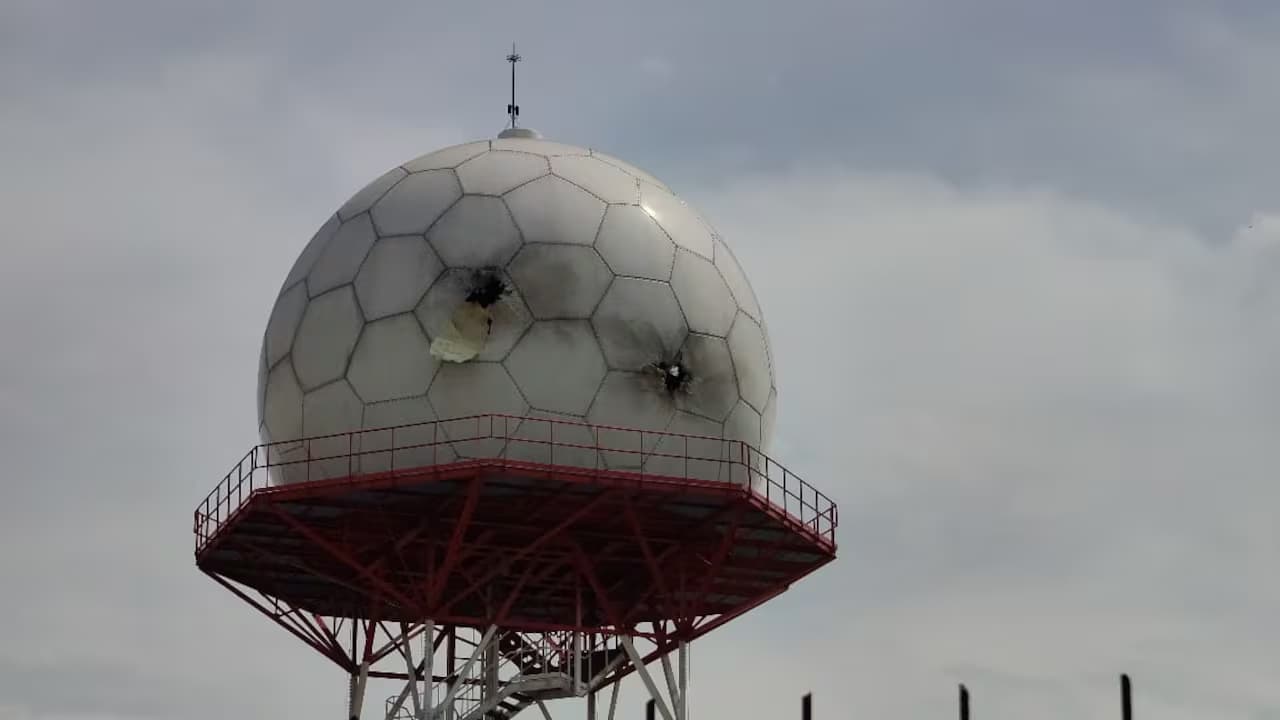 Radomo del radar de vigilancia aérea de la Aeronáutica Civil con dos perforaciones tras el ataque