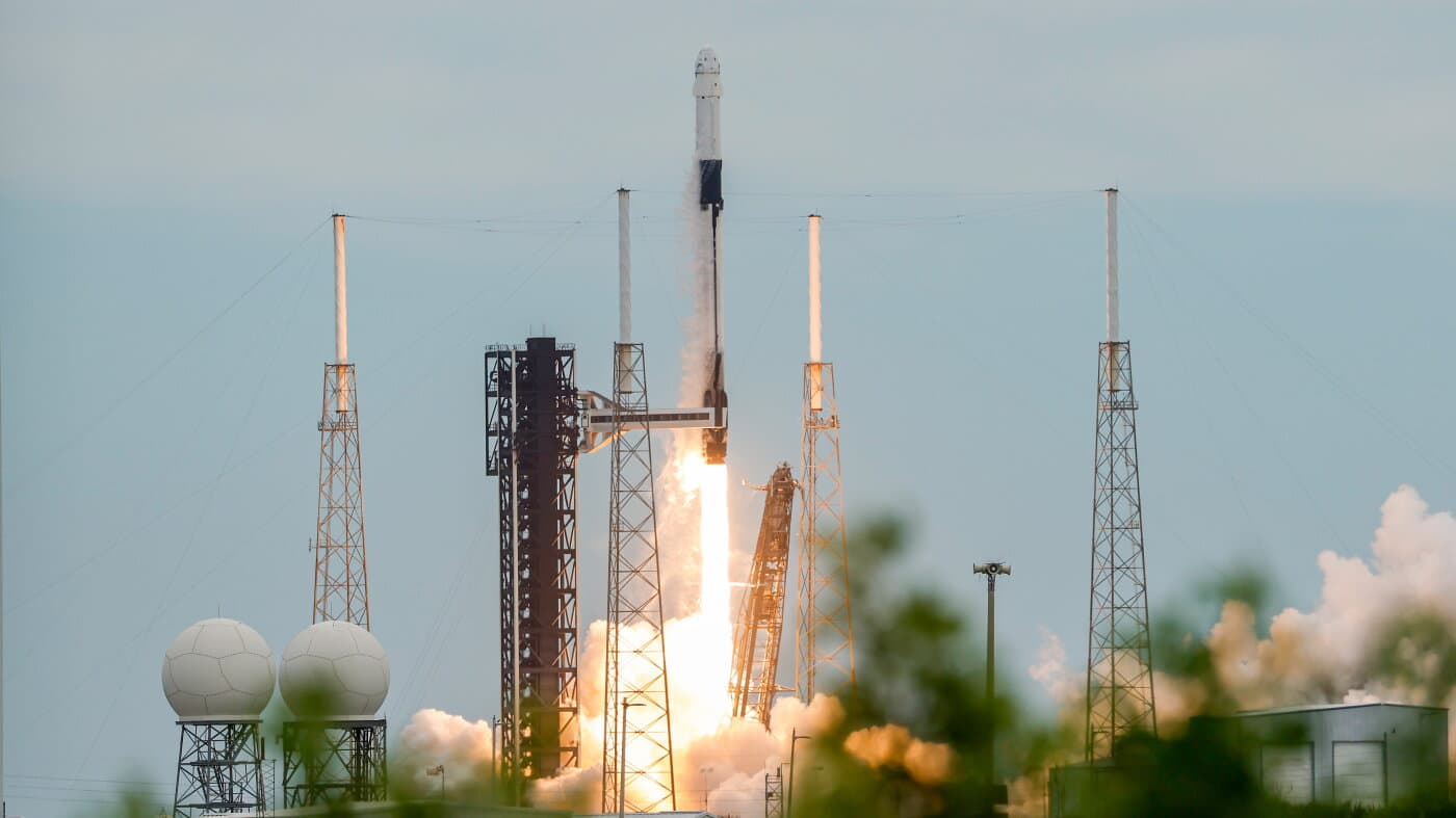Despegue del cohete Falcon 9 de SpaceX con la cápsula Dragon de la misión Crew-13 en Cabo Cañaveral