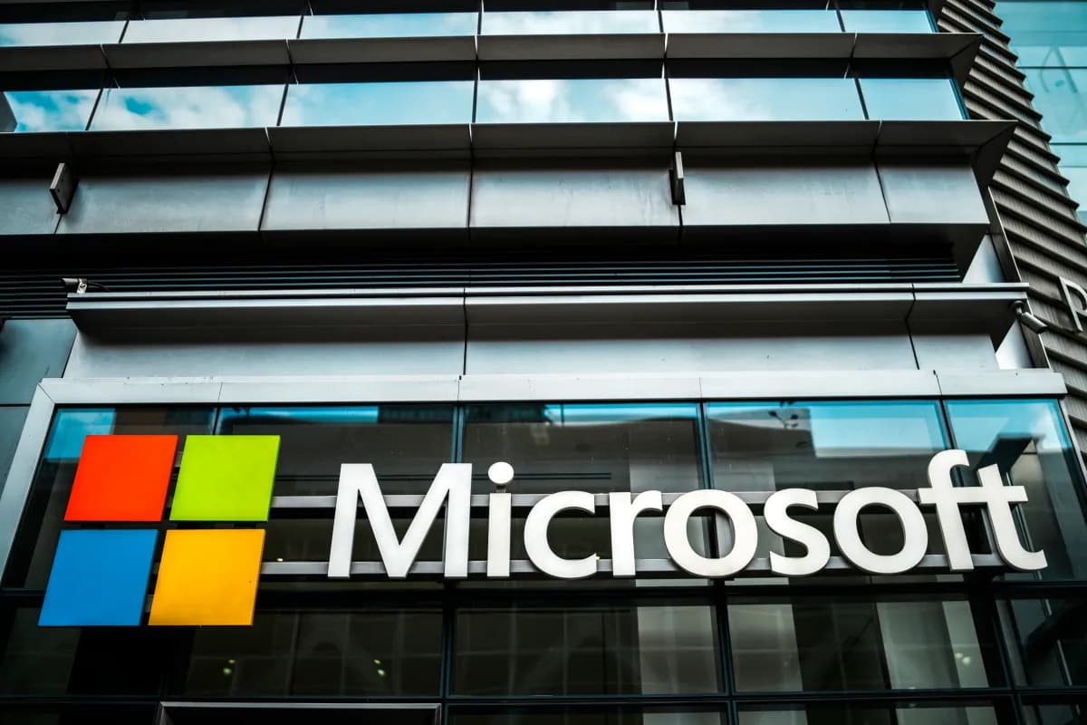 Fachada de una tienda de Microsoft con el logo de la empresa en Manhattan, Nueva York
