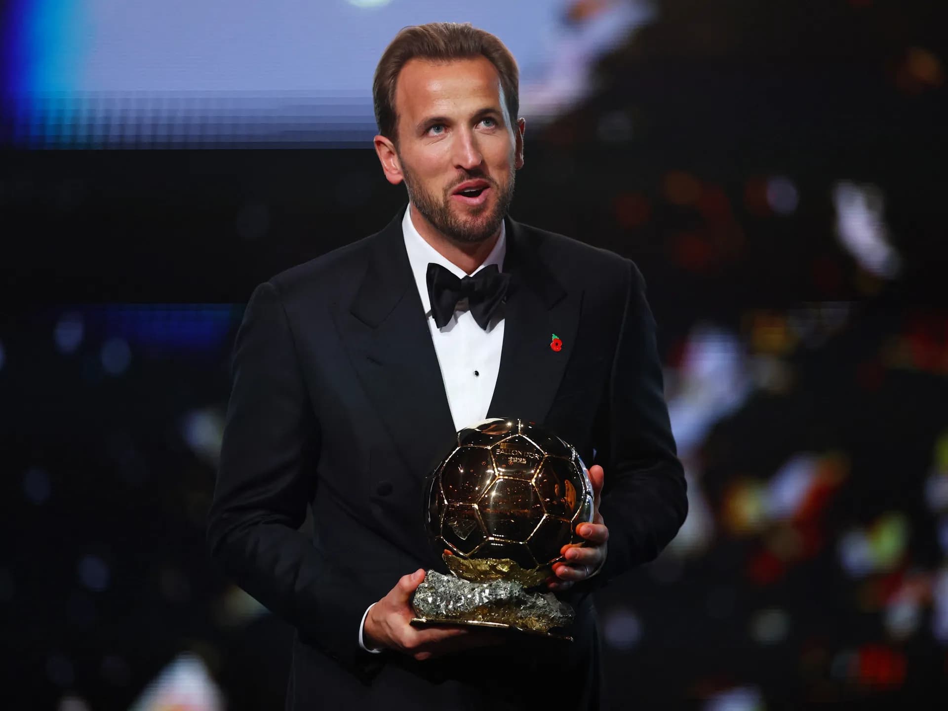Harry Kane sostiene el Balón de Oro sobre el escenario del London Palladium
