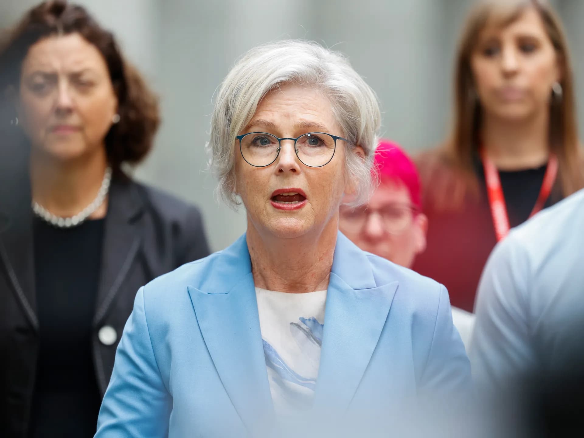 La diputada independiente australiana Helen Haines habla ante la prensa