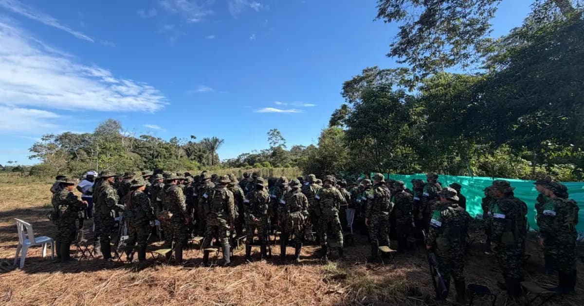 Integrantes de los Comandos de Frontera, en uniforme camuflado, reunidos en un potrero de Putumayo
