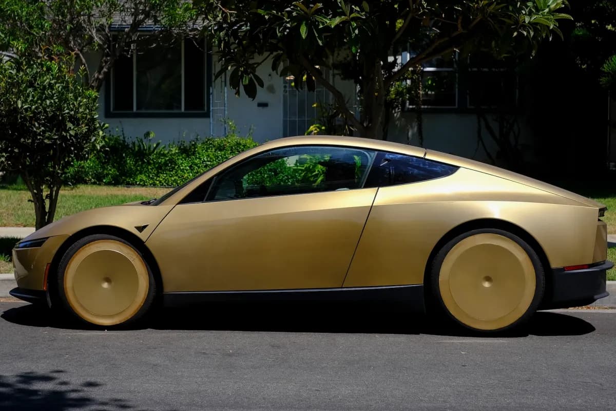 Un robotaxi Cybercab de Tesla circulando por una calle