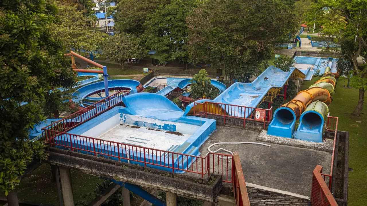 Toboganes y piscinas vacías del Parque de las Aguas vistos desde lo alto