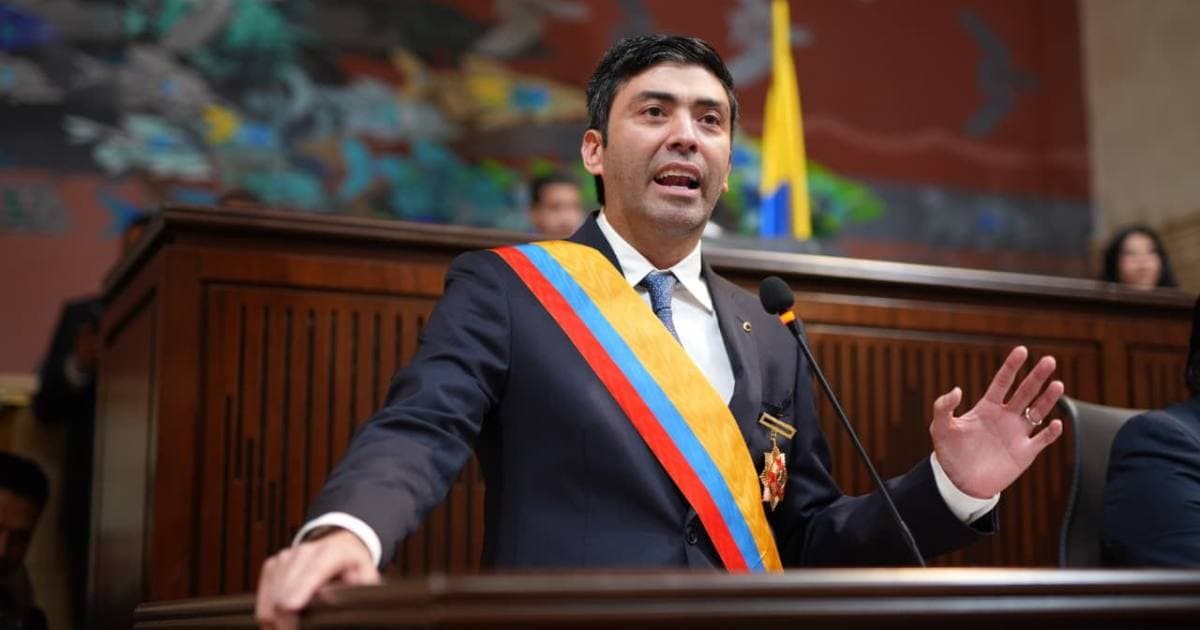 Nicolás Barguil, presidente de la Cámara de Representantes, habla desde el atril del Capitolio