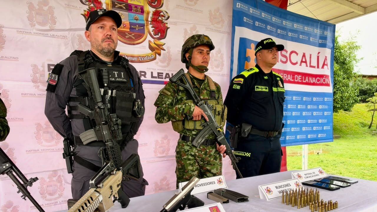 Uniformados del Ejército, la Policía y el CTI junto al armamento incautado en Yarumal