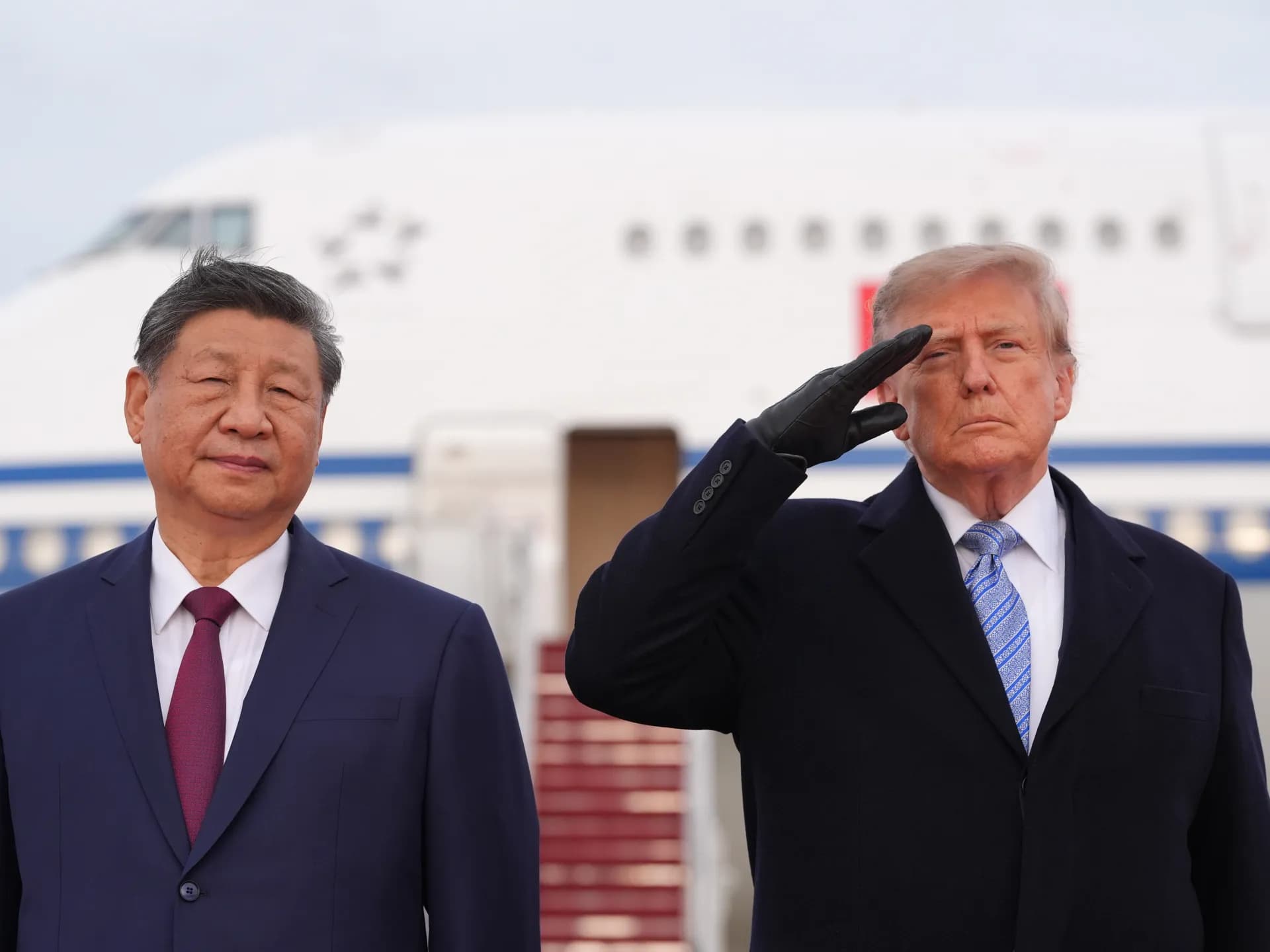 Xi Jinping y Donald Trump durante la ceremonia de bienvenida en la Base Conjunta Andrews, frente al avión presidencial chino