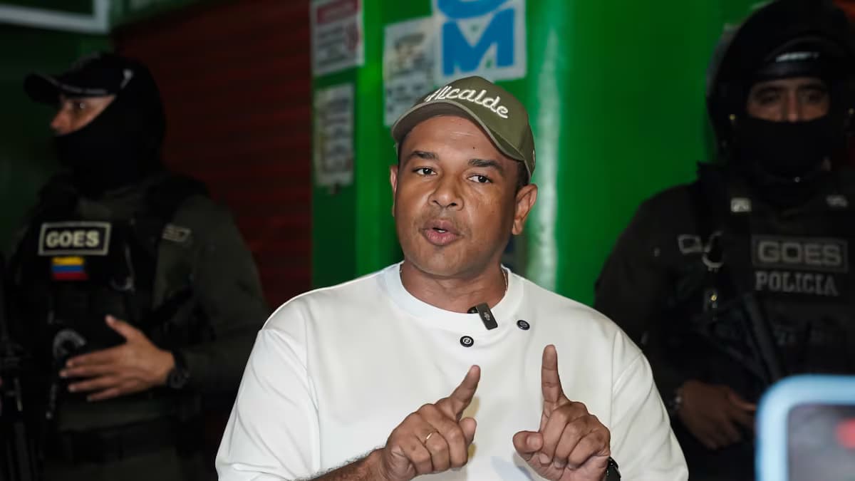 Yahir Acuña, alcalde de Sincelejo, habla con gorra de alcalde junto a policías del GOES