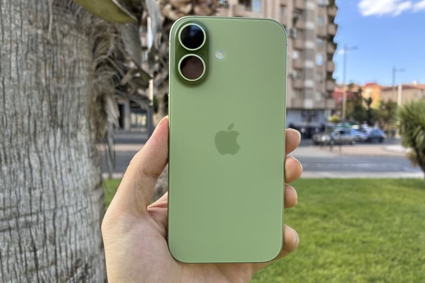 Un iPhone 17 sobre una superficie clara