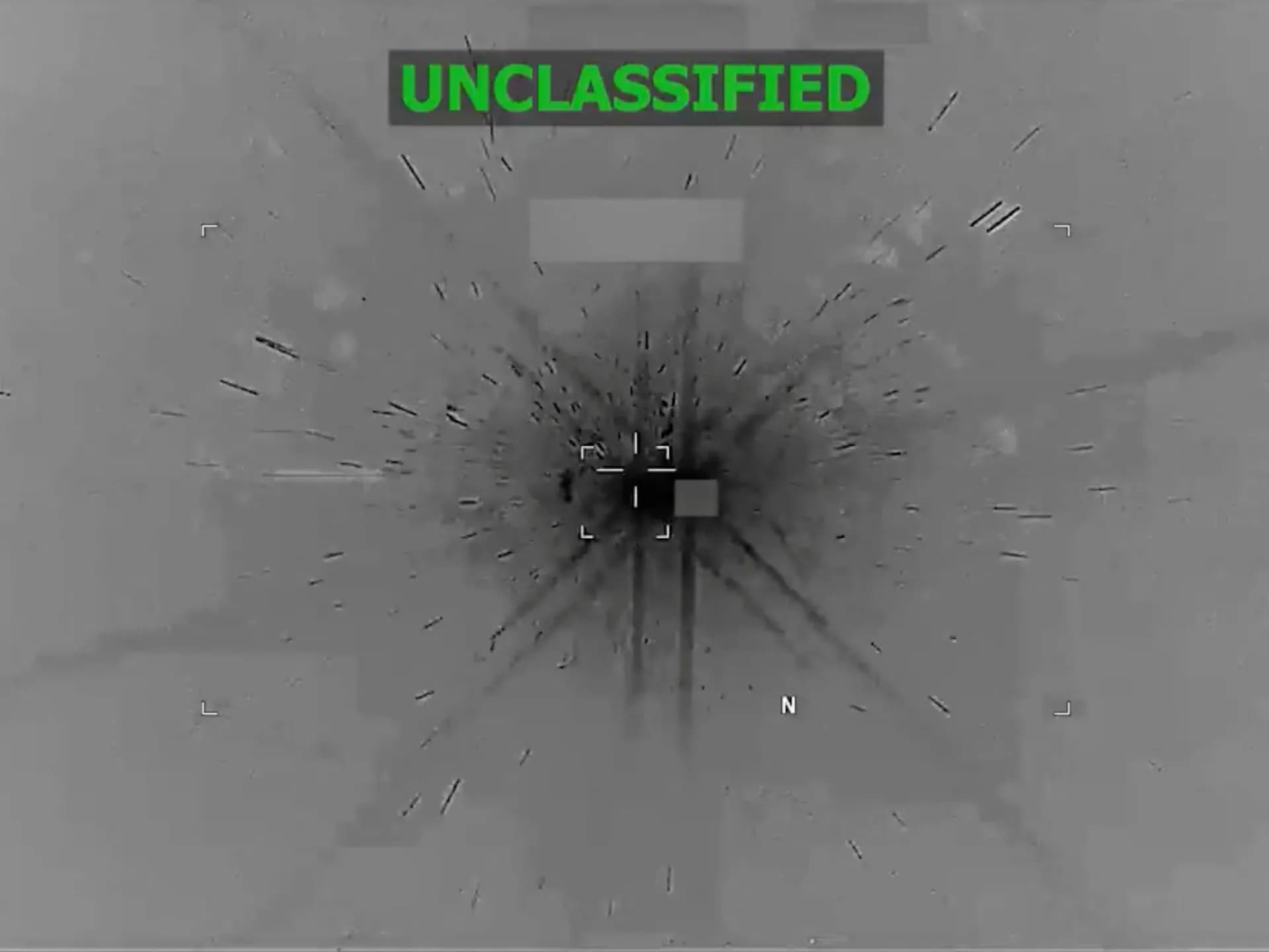 Imagen del video militar que muestra la explosión de la lancha atacada en el Caribe