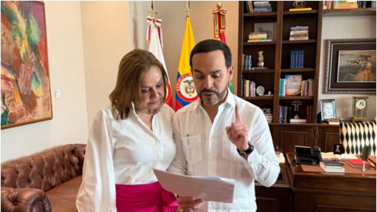 El presidente Abelardo de la Espriella revisa un documento en su despacho