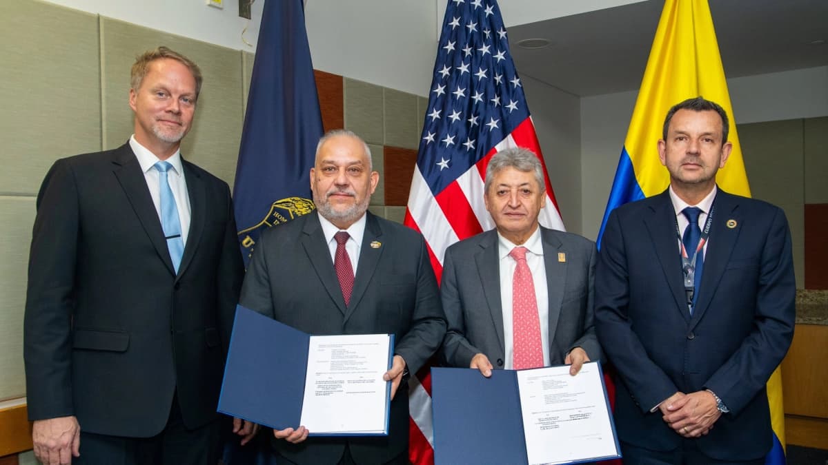 Delegados de la Fiscalía y de la agencia HSI de Estados Unidos muestran el memorando firmado