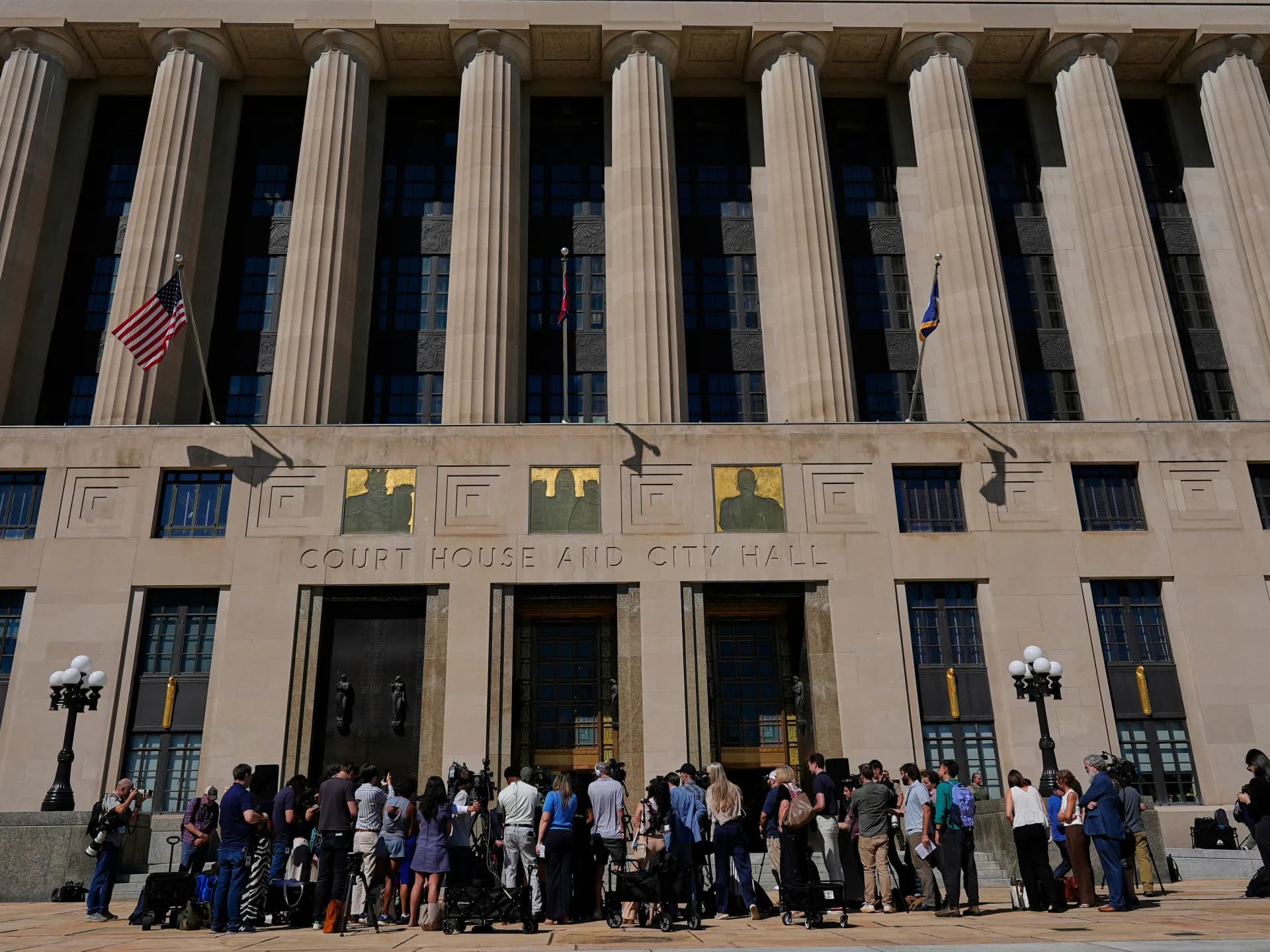 Periodistas frente al edificio de la corte y la alcaldía de Nashville, Tennessee