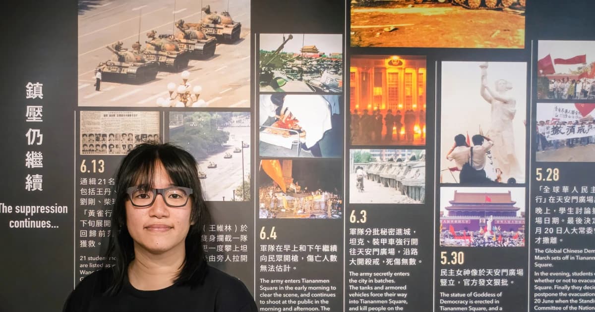 La abogada Chow Hang-tung frente a un panel con imágenes de la represión de Tiananmén