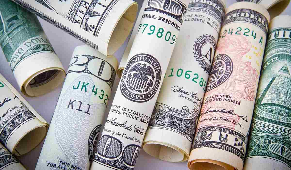 Billetes de dólar enrollados.