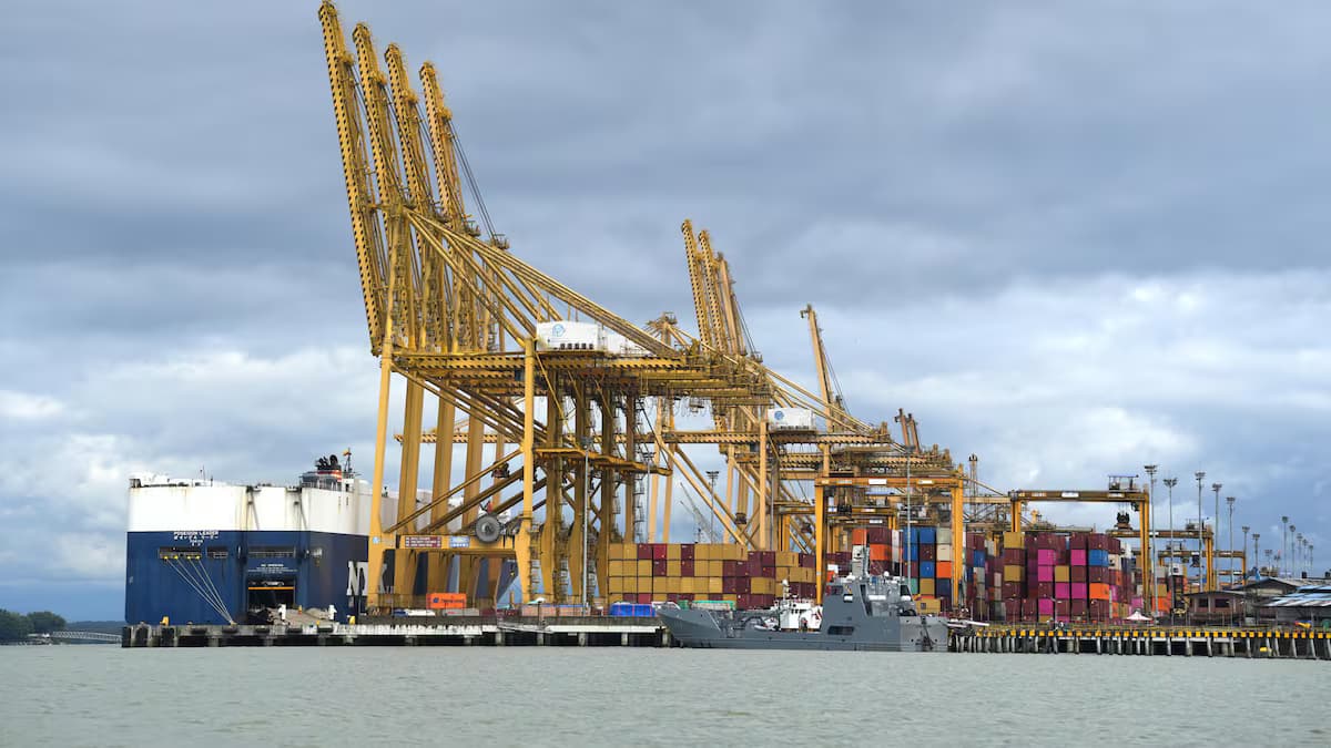 Grúas y contenedores en un terminal portuario