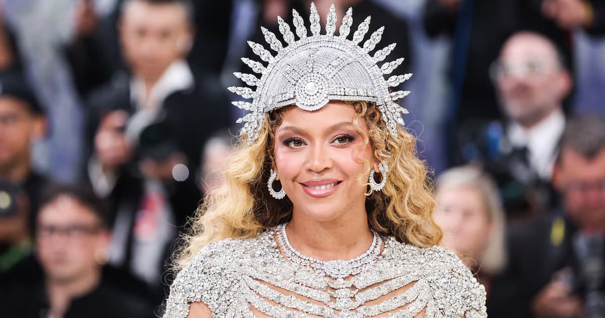 Beyoncé posa ante los fotógrafos con un tocado y un vestido de pedrería