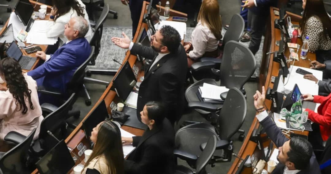 Representantes votan en la plenaria de la Cámara durante el debate de la reforma pensional