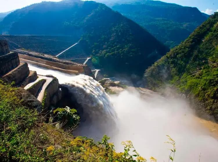 Vista del vertedero de la central de Hidroituango sobre el cañón del río Cauca, entre montañas