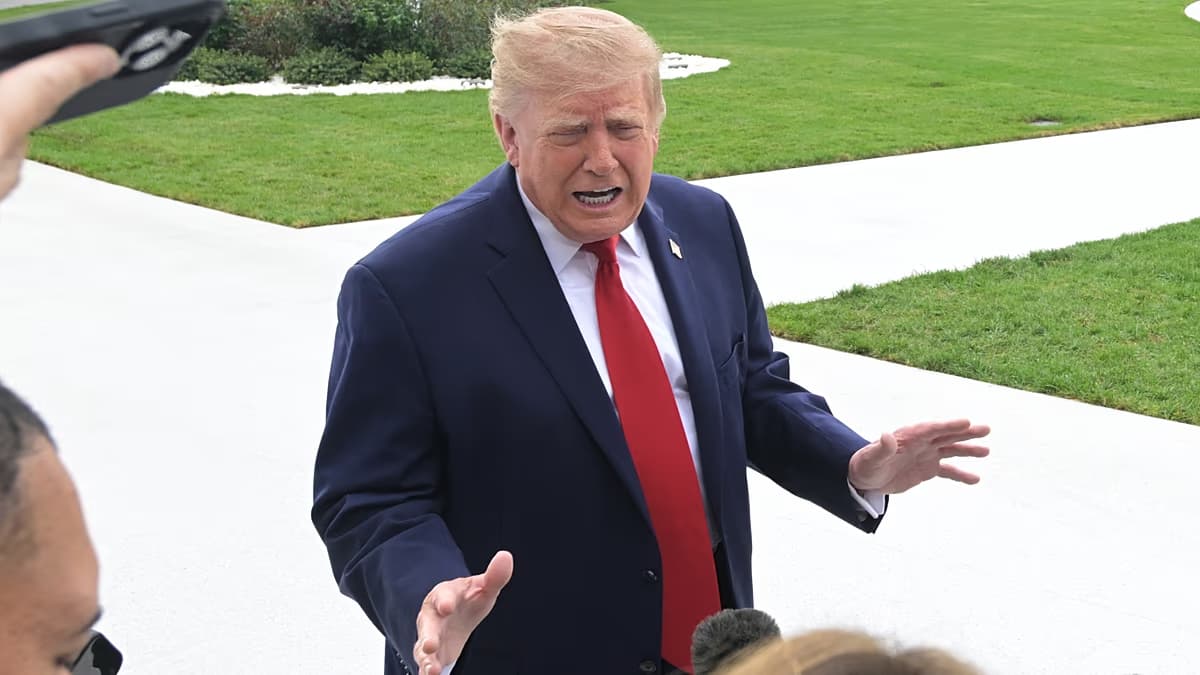 Donald Trump habla con periodistas en la Casa Blanca