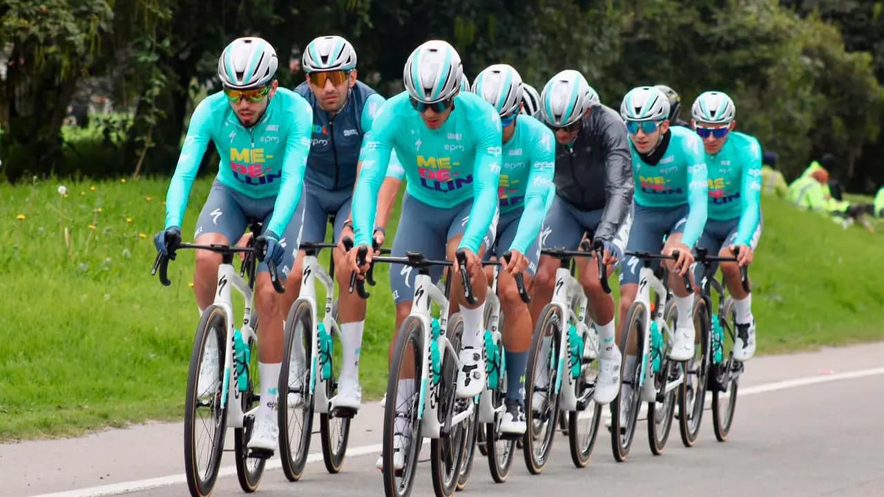 Ciclistas del Team Medellín-EPM ruedan en grupo por una carretera