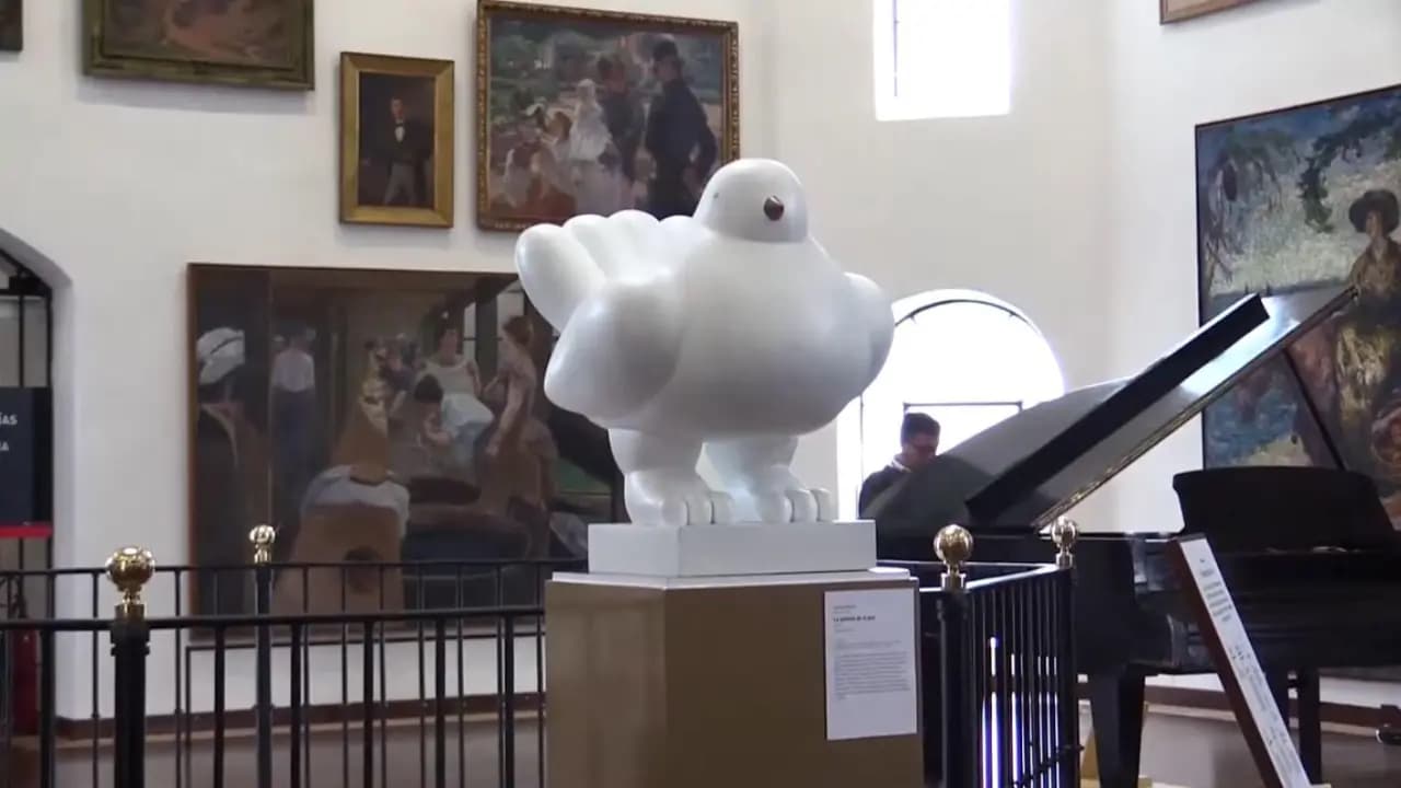 La escultura «La paloma de la paz», de Fernando Botero, exhibida sobre su pedestal en una sala del Museo Nacional