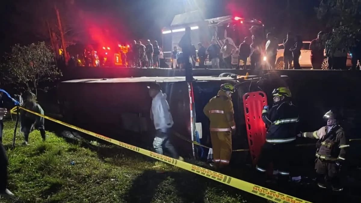 Bomberos atienden el bus volcado en una cuneta de la vía Panamericana, en Timbío, Cauca