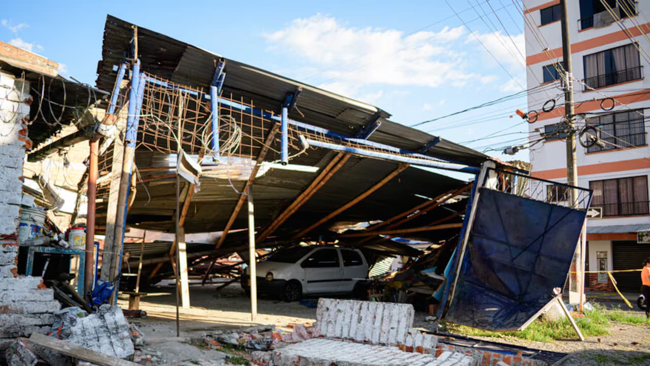 Un techo desplomado sobre un vehículo en una vivienda afectada por el terremoto