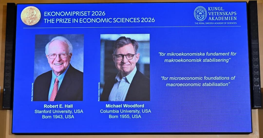 Pantalla de la Real Academia Sueca de Ciencias con los retratos de Robert E. Hall y Michael Woodford, ganadores del Nobel de Economía 2026