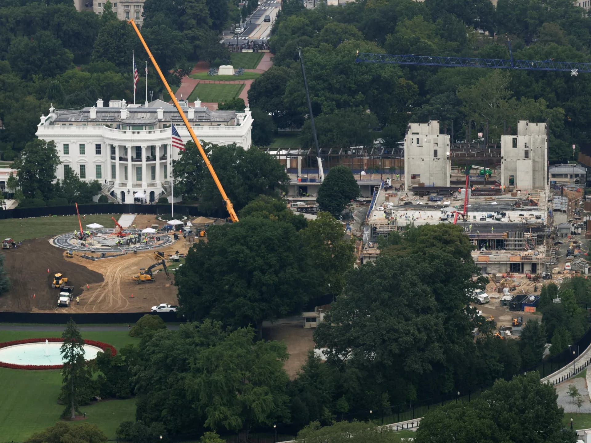 Vista aérea de la Casa Blanca con grúas y maquinaria trabajando en la obra del salón de baile