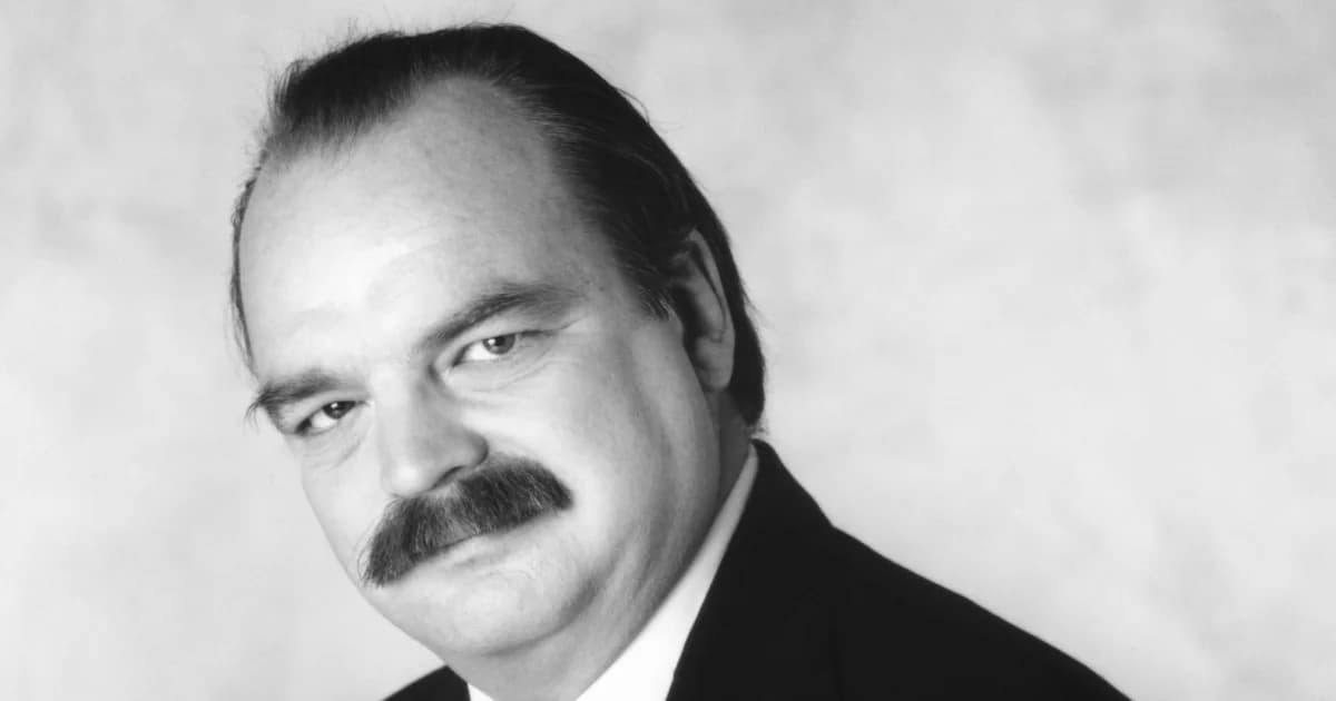 Retrato en blanco y negro del actor Richard Riehle