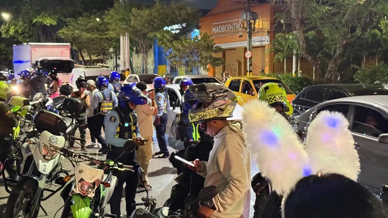 Agentes de tránsito y policías controlan a motociclistas durante una noche de Halloween en Medellín