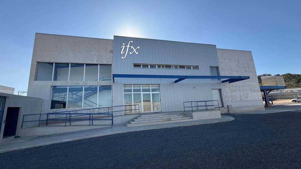 Fachada gris y azul de un centro de datos de IFX con el logotipo de la compañía sobre la entrada