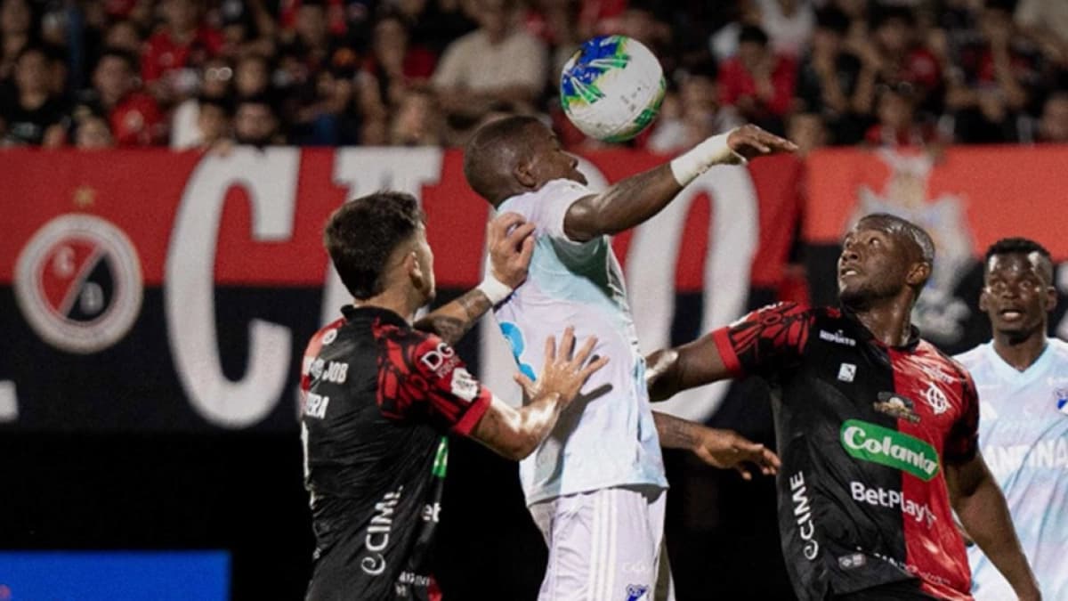 Jugadores de Cúcuta Deportivo y Millonarios disputan un balón por alto en el estadio General Santander